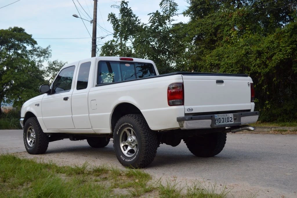 Ford Ranger Cabine Estendida com 4 Portas — Uma Lenda Rara nas Estradas!