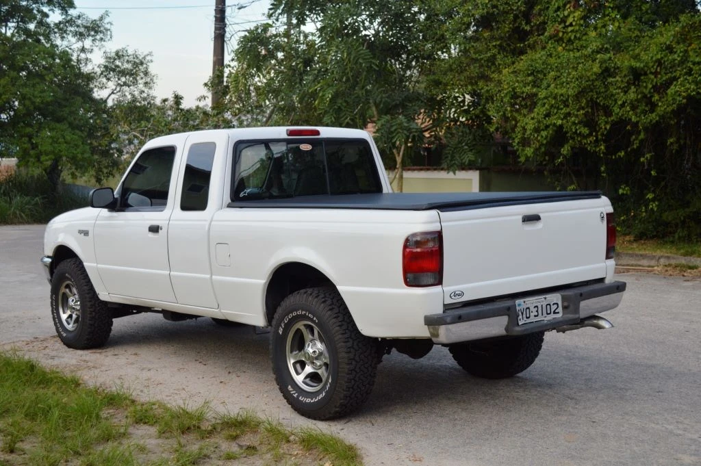 Ford Ranger Cabine Estendida com 4 Portas — Uma Lenda Rara nas Estradas!